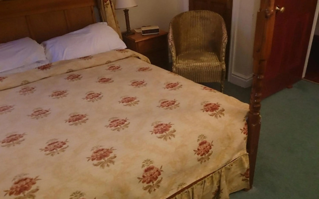 OYO Rose & Crown Hotel
