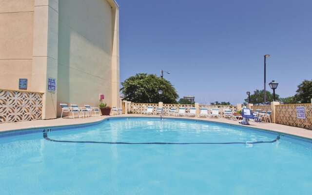 La Quinta Inn & Suites by Wyndham Charleston Riverview