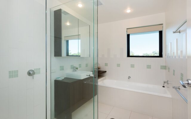 Stylish Beach Side Apartment - Unit 5 - 33 Lorikeet Drive