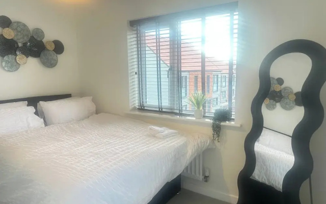 4 Bed House - Sleeps 8 - Pets - Parking - Wifi