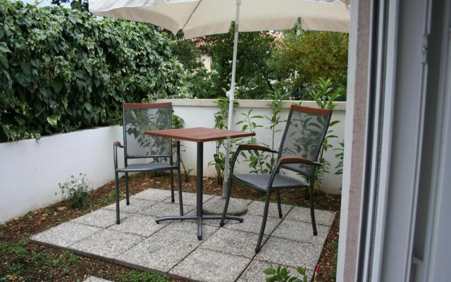 Room with garden