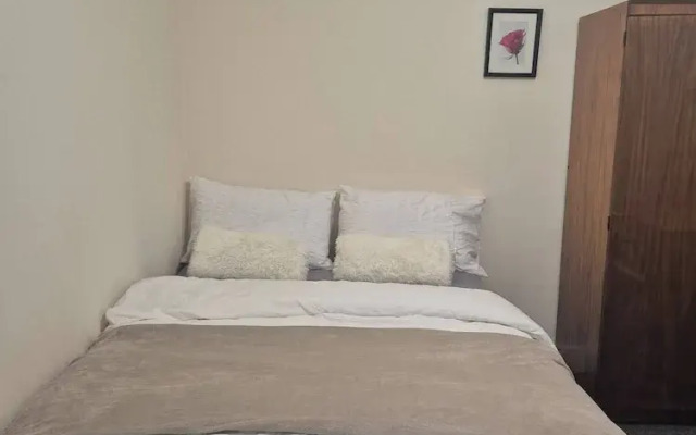 Spacious Large 4BR Home Train Station University