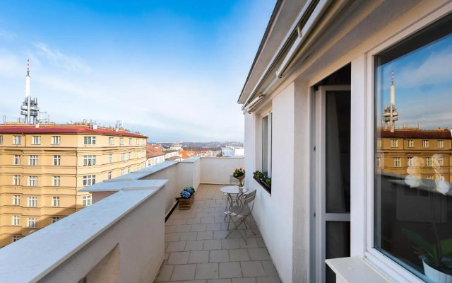 BRIGHT CHARMING Apt with TERRACE, PARKING & AirCo.