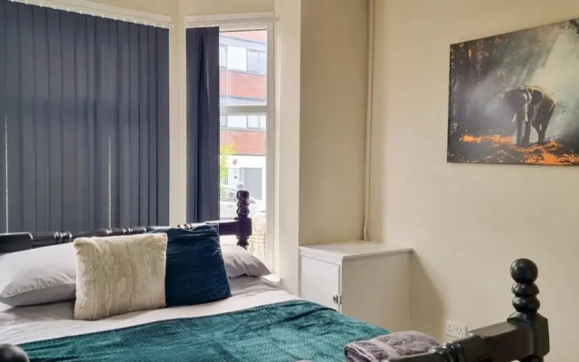 Rustic Ebony Suite With Free Parking