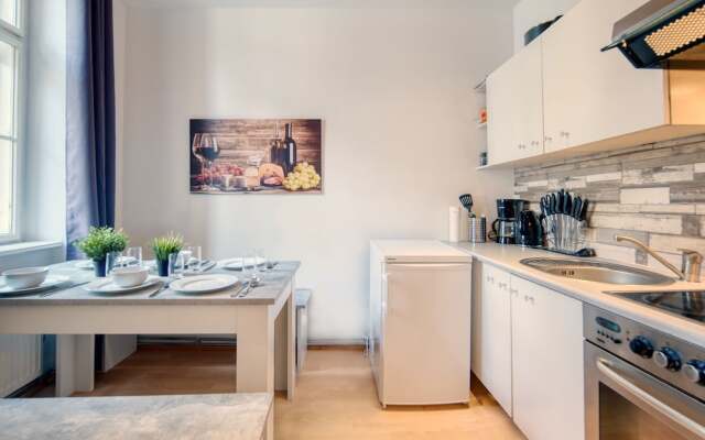City Apartment - 5 min to Metro