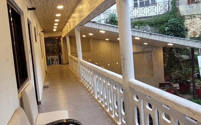 Goroomgo Hidden Chalet Mall Road Nainital