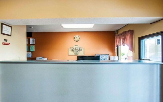 Econo Lodge Inn & Suites