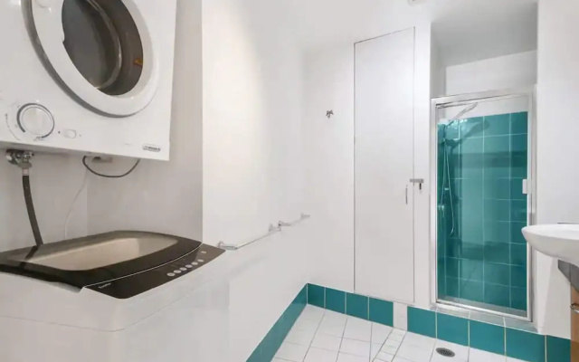 Spacious 1 Bedroom Apartment in Teneriffe, Brisbane – Bathroom – Brisbane