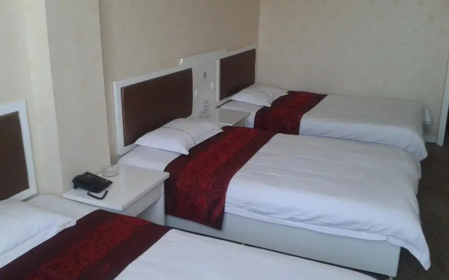 Yining Huarui Business Hotel