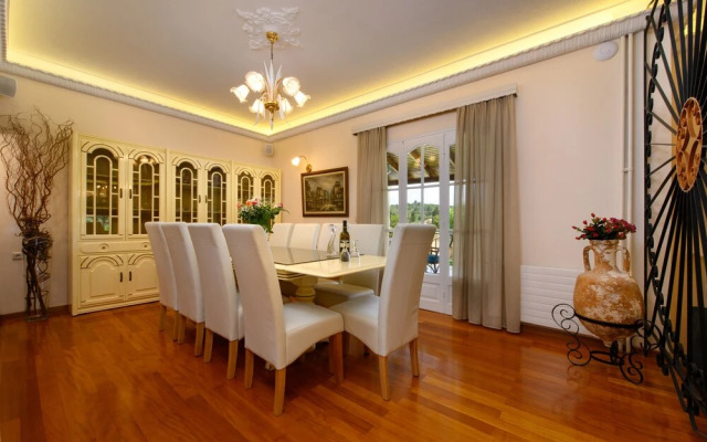 Grand Villa Roubana