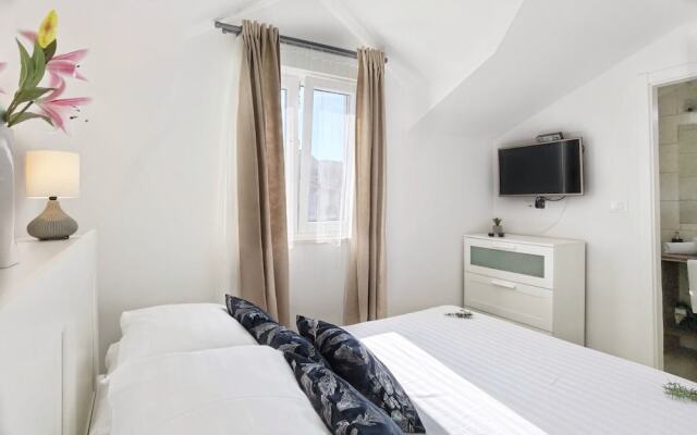 Boutique Rooms - With Pool - 8 - R302