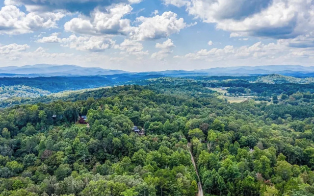 Gorgeous & Secluded 3 BDR Cabin in Mineral Bluff!