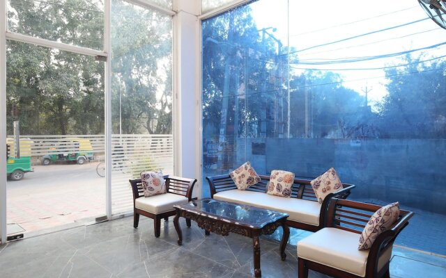Oyo 11367 Hotel Yellow