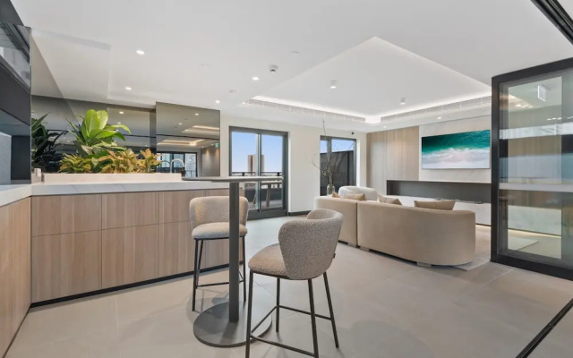 Sophisticated 2-bed With Bay Views & Amenities – Balcony – Melbourne