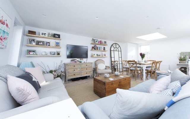 Beautiful 2BR Split Level Fulham Apartment