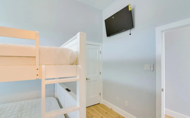 Steps to Beach: Vibrant House in Galveston!