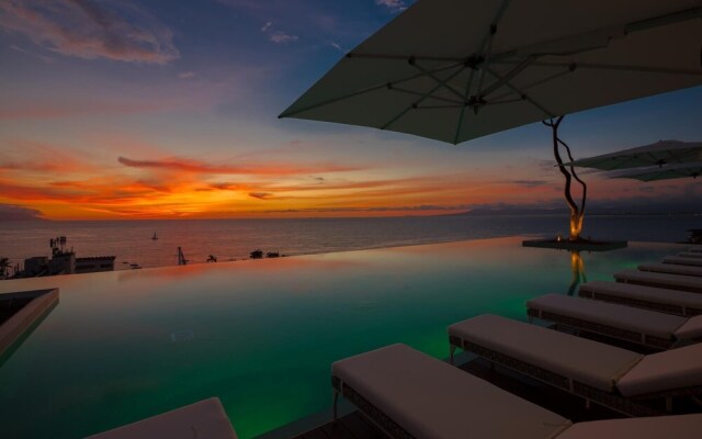 Pier 57-706 Spectacular Penthouse Romantic Zone Ocean Views