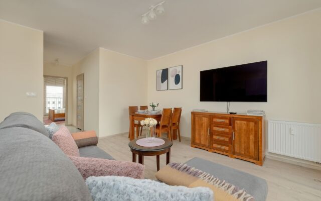 Spacious Apartment Poznań by Renters