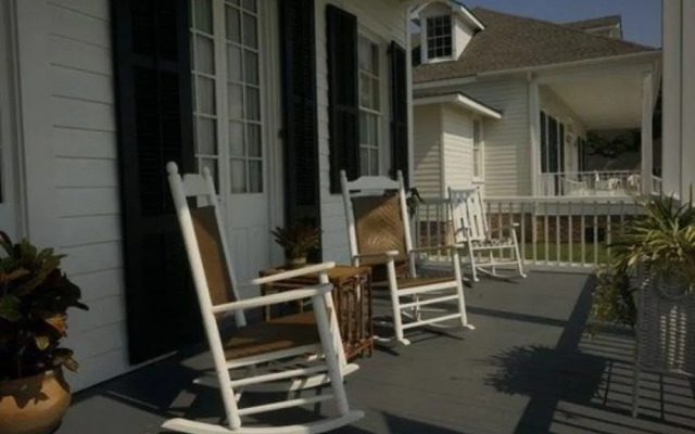 Aunt Dot's Luxurious Beachfront B&B