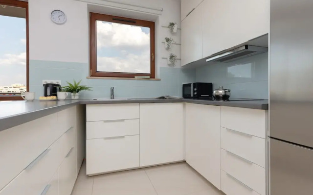 Spacious Apartment + Parking by Renters