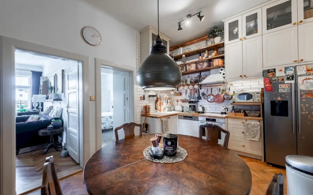 Premium 3 Bed 3 Bath Lounge Apartment