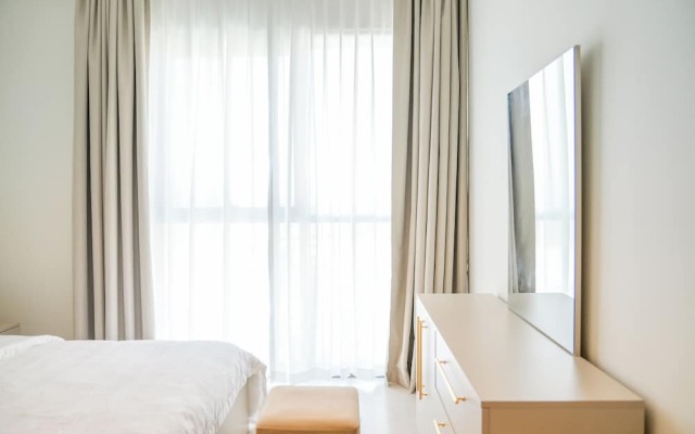 Yogi - Elegant Apartment With Balcony Amidst Vibrant Area