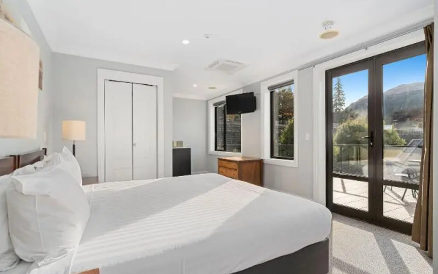 Spacious Unit With Views And Balcony – Guest Rooms – Queenstown