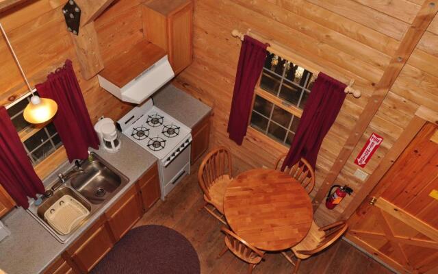 Tranquil Timbers Deluxe Cabin 6