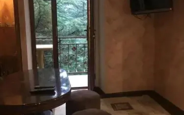 3+2 Dilijan Rest House