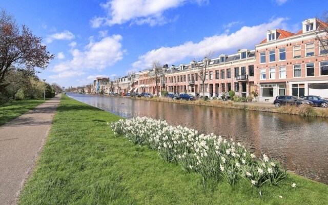 Bright Waterview Apartment