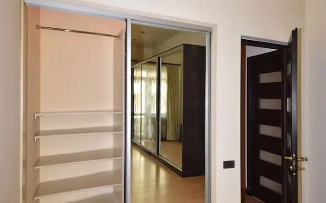 Spacious Apartment by Luxe Group TT606