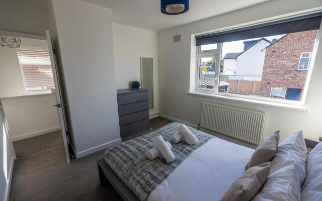 Modern 3-Bed House with Parking - Sleeps 7!