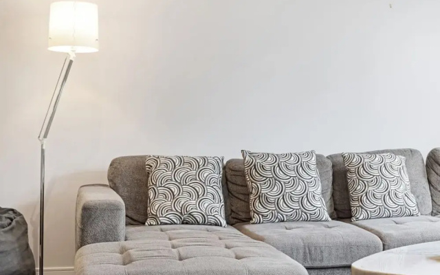 Family-friendly 3BR Mississauga Home w Parking
