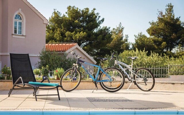 Stunning Home in Brodarica With Jacuzzi, Wifi and 4 Bedrooms