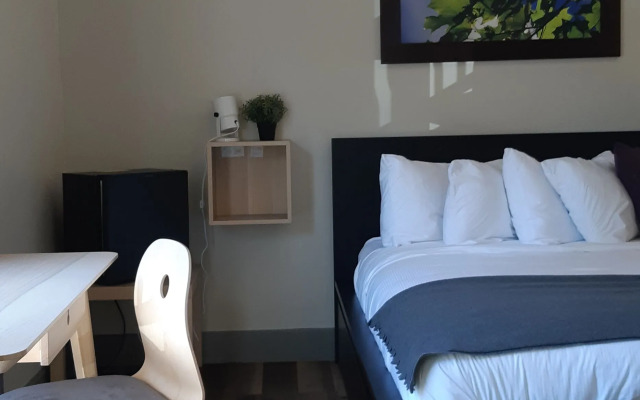 Oberge Inn  Riverside guest room in Val-David village with free parking