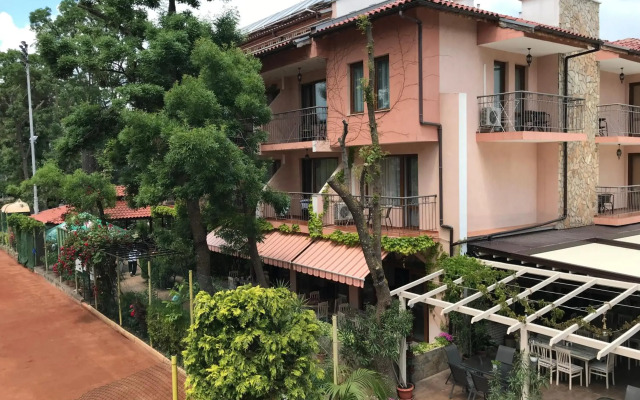 Oleander House And Tennis Club