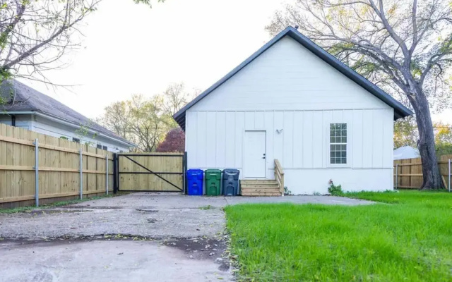 New Charming 2-bedroom Home Minutes to Downtown