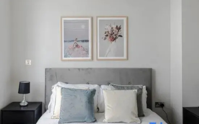 The Eyre Suite Three - Farringdon - by Frankie