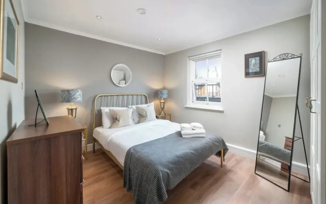 Designer 1 Bed Flat Barons Court Sleeps 4, Balcony