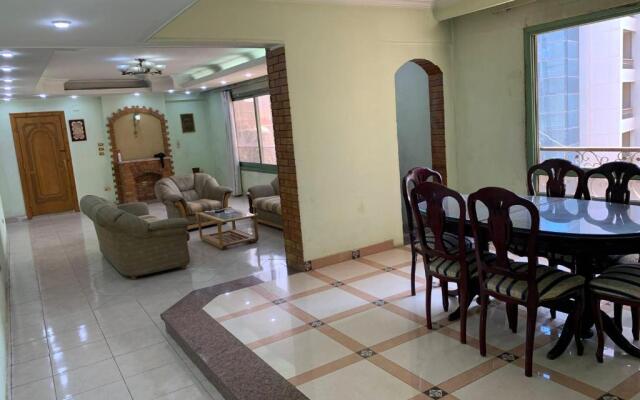 Lovely 2 bedroom holiday apartment with Nile view