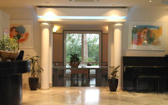 Mantenia Hotel