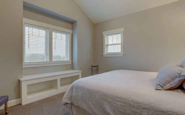 Spacious Five Peaks Home with Soaking Tub and BBQ by RedAwning