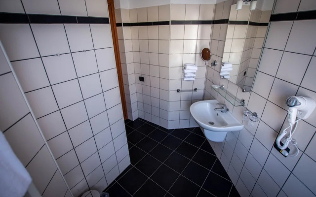 Room in Guest Room - Bright and Spacious Double-room