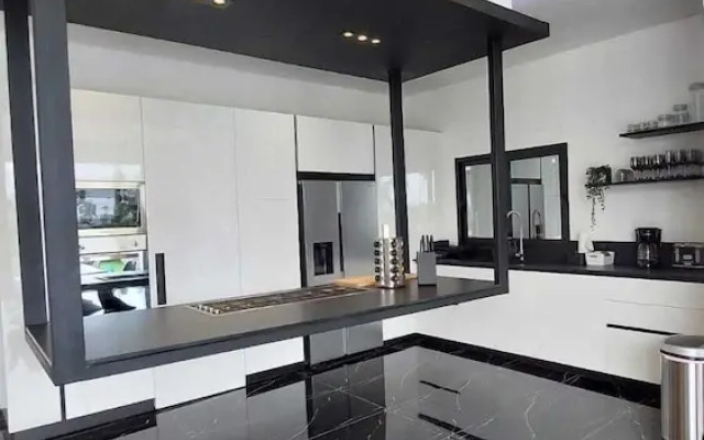 Casa Black and White. Vista al Mar