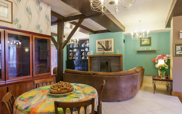 Elegant Holiday Home in Coubjours with heated pool and sauna