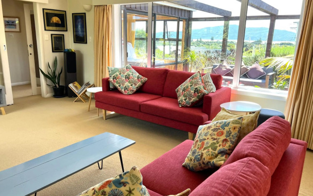 Tranquility Base - Waikanae Beach Holiday Home