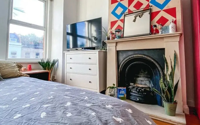 2 Bedroom Flat w Office in Tooting Broadway