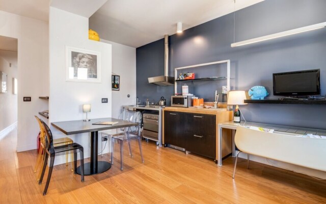 Piazza Santa Croce Design Apartment with Balcony