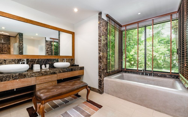 Champagne Pool Villa