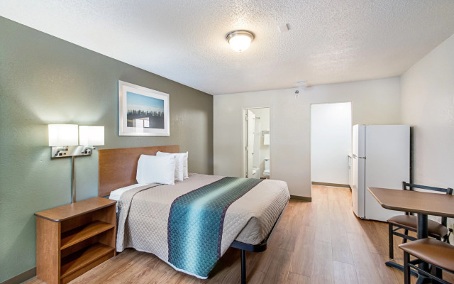 HomeTowne Studios by Red Roof Atlanta - Lawrenceville